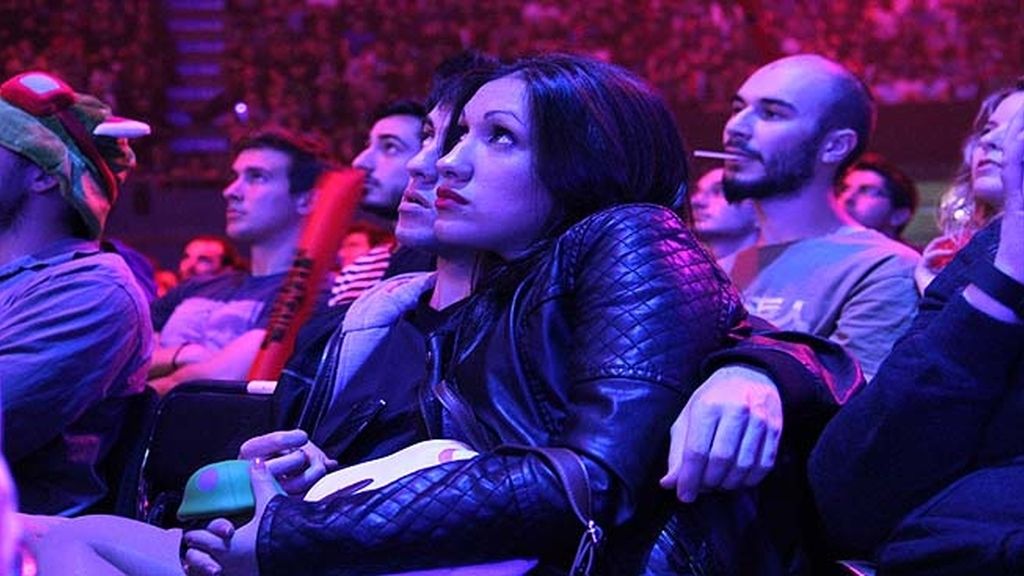 Miles de aficionados jalean a los equipos durante las finales de la 'LCS' en Madrid