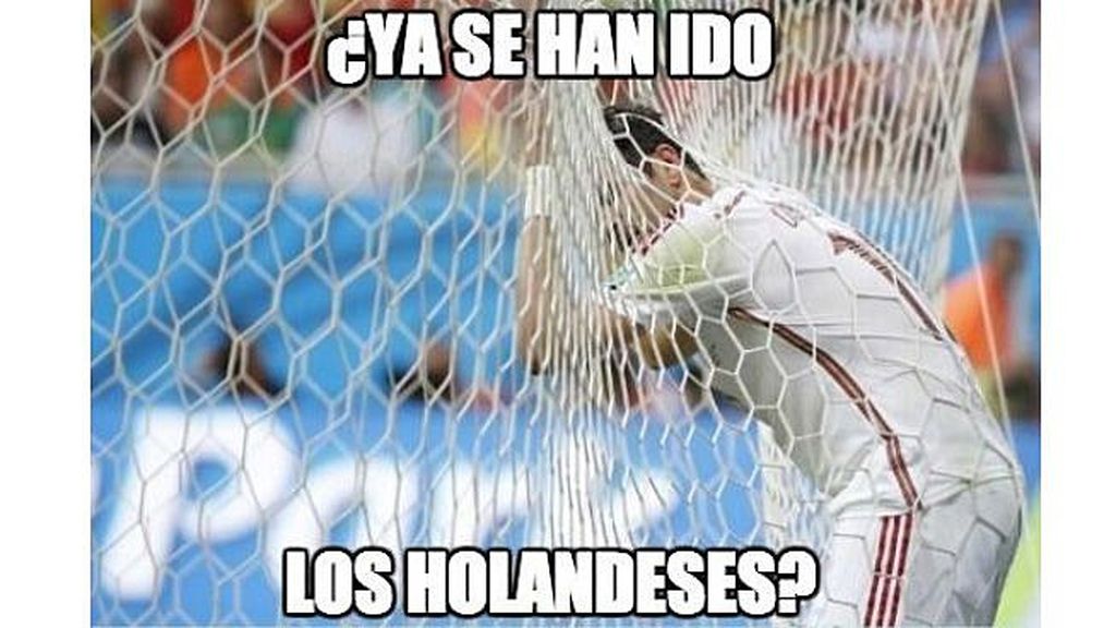 Humor en la red: Las ovejas de la defensa española contra el vuelo de Van Persie