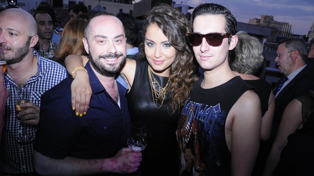 Posando con los actores Borja Vera e Hiba Abouk