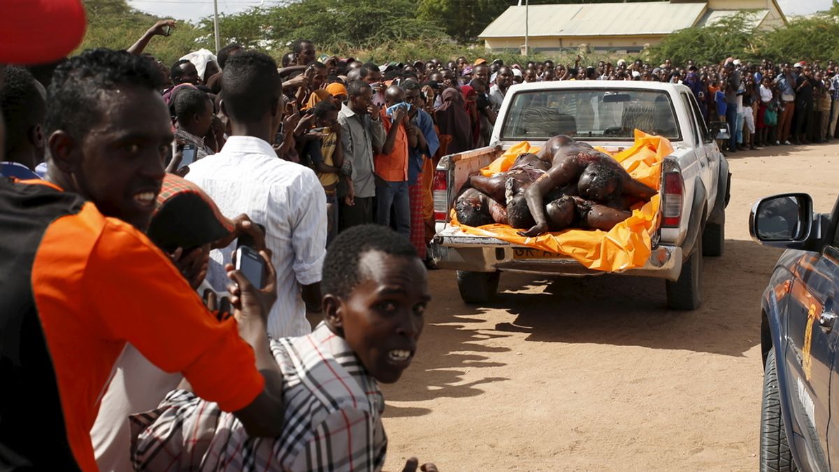 La Policía keniana exhibe los cadáveres de los atacantes de la Universidad de Garisa