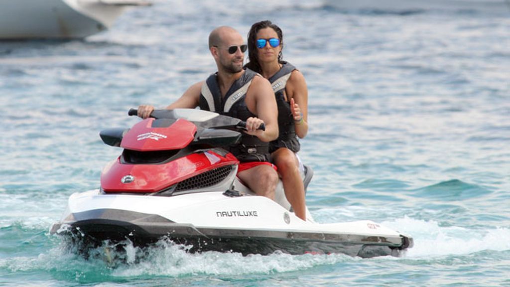La pareja, que lleva mas de un año de relación, disfrutó de un paseo en moto de agua