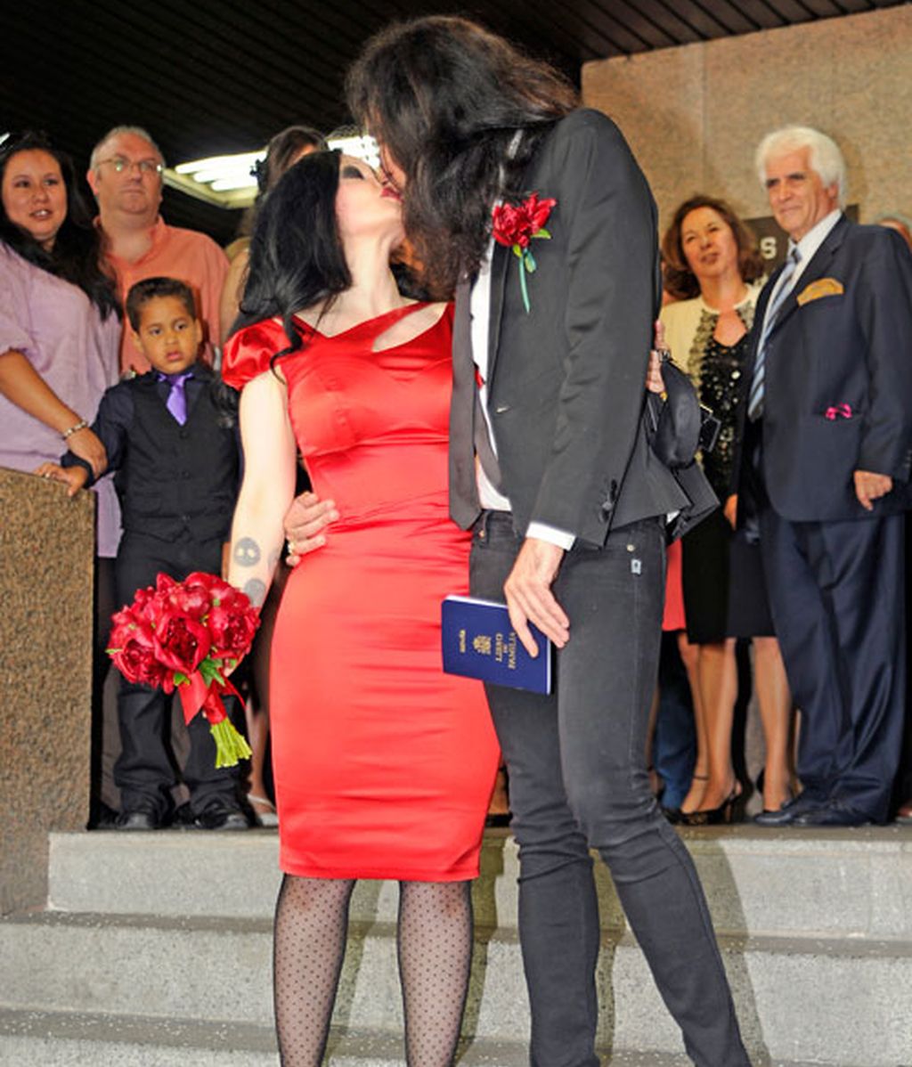 Alaska y Mario Vaquerizo: de rojo y ceñida va la novia