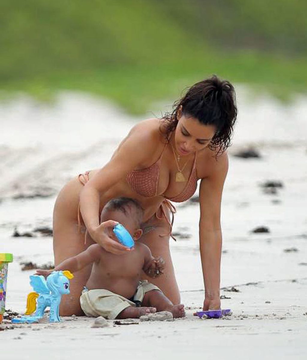 Kim en Punta Mita, México, con sus hijos, North y Saint West