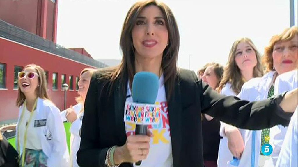 Los colaboradores de 'Sálvame' llegan a Telecinco en un bus de dos plantas