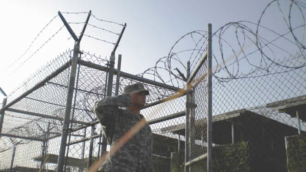 Hay presencia militar a lo largo de toda la valla