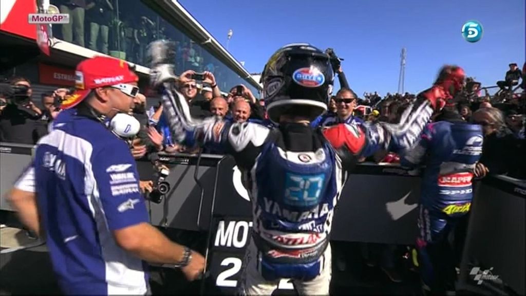 Jorge Lorenzo brazos en alto celebra con su equipo el Campeonato del Mundo