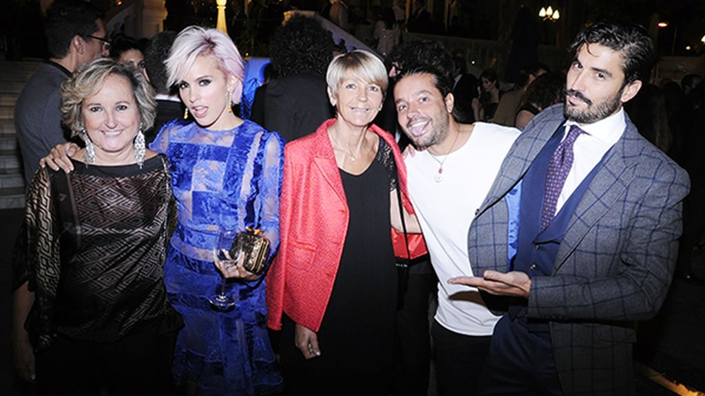 En familia: Olga Echegaray, Verónica Échegui, María José Fernández, Iván García y Álex García