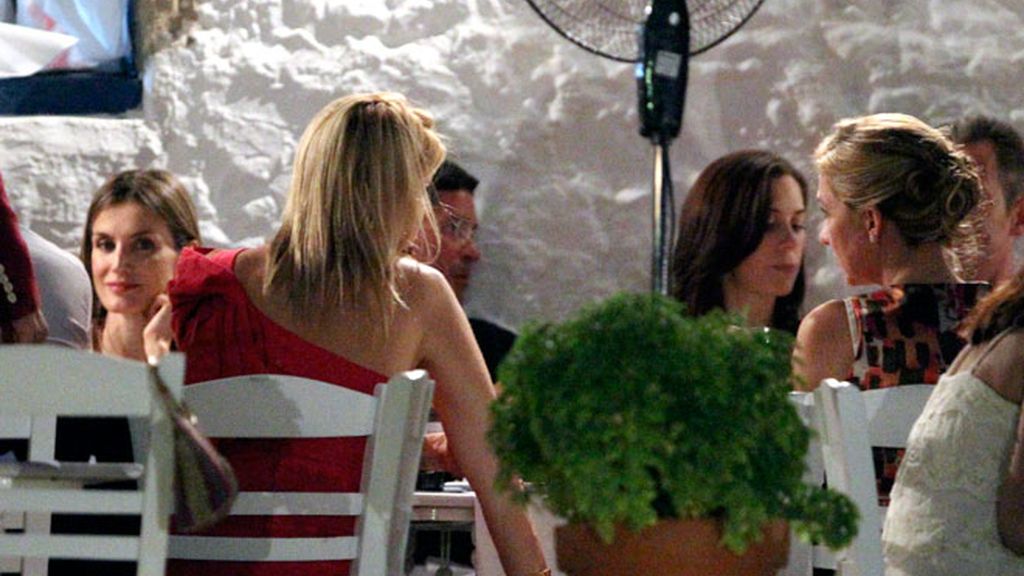 Comida griega, rosas blancas y un paseo en yate: las imágenes del reencuentro Real