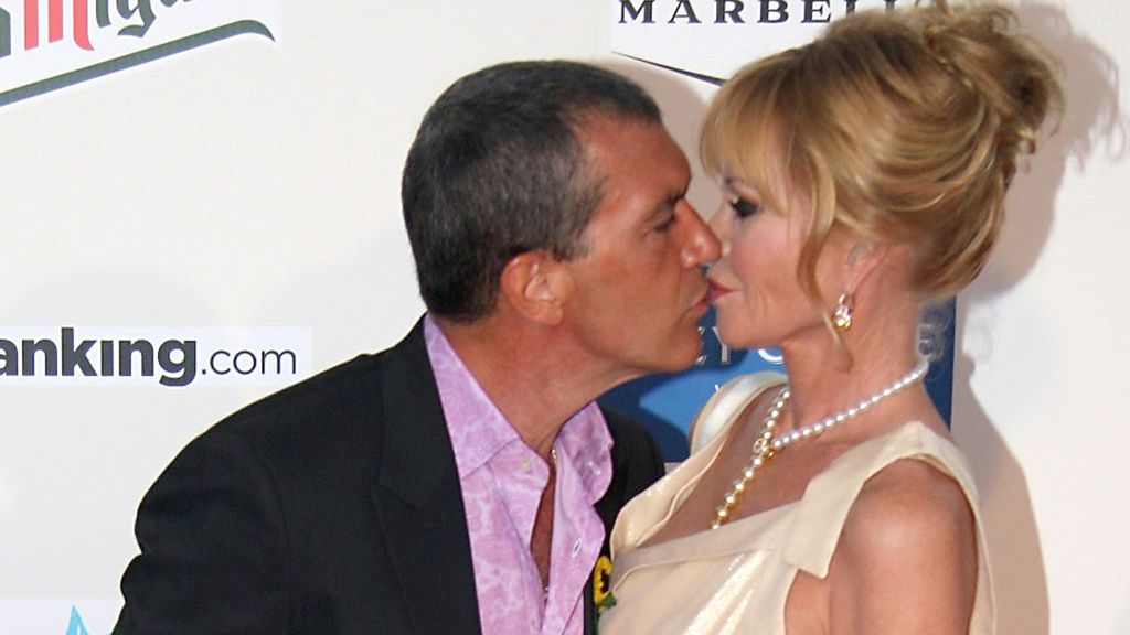 Besos, corazones... Sólo faltan las mariposas entre Antonio y Melanie