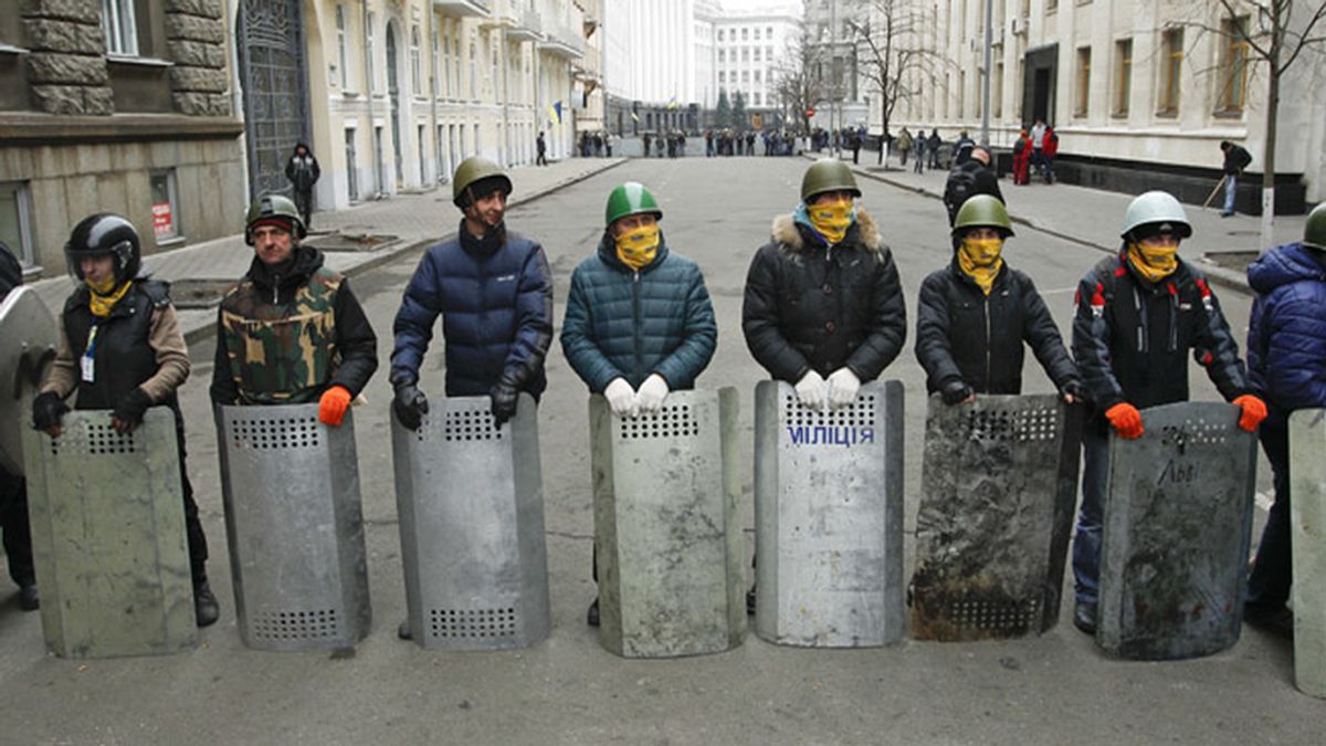 La oposición da por ilocalizables a Yanukóvich y a su ministro del Interior