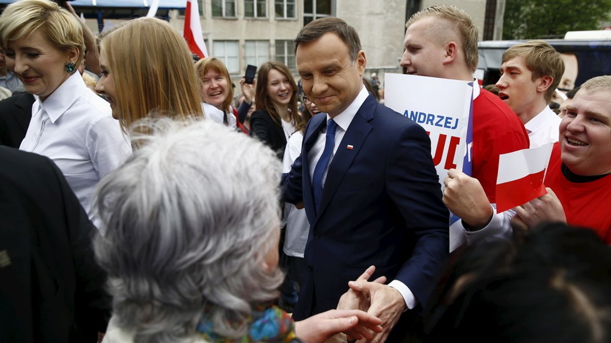 Polonia elige a su presidente tras la victoria sorpresa de Duda en la primera ronda