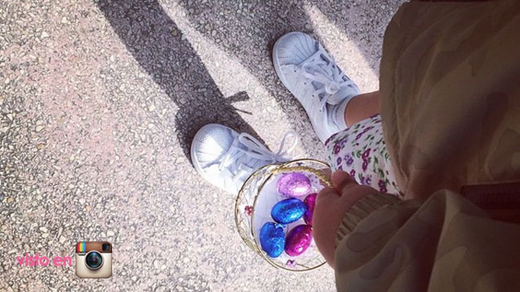 Alba Carrilo y huevos de colores con su hijo