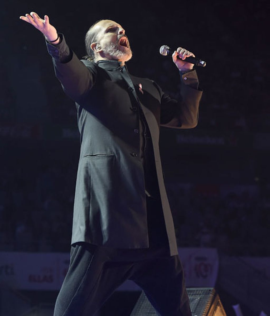 Miguel bosé cantando en el concierto 'Por Ellas'