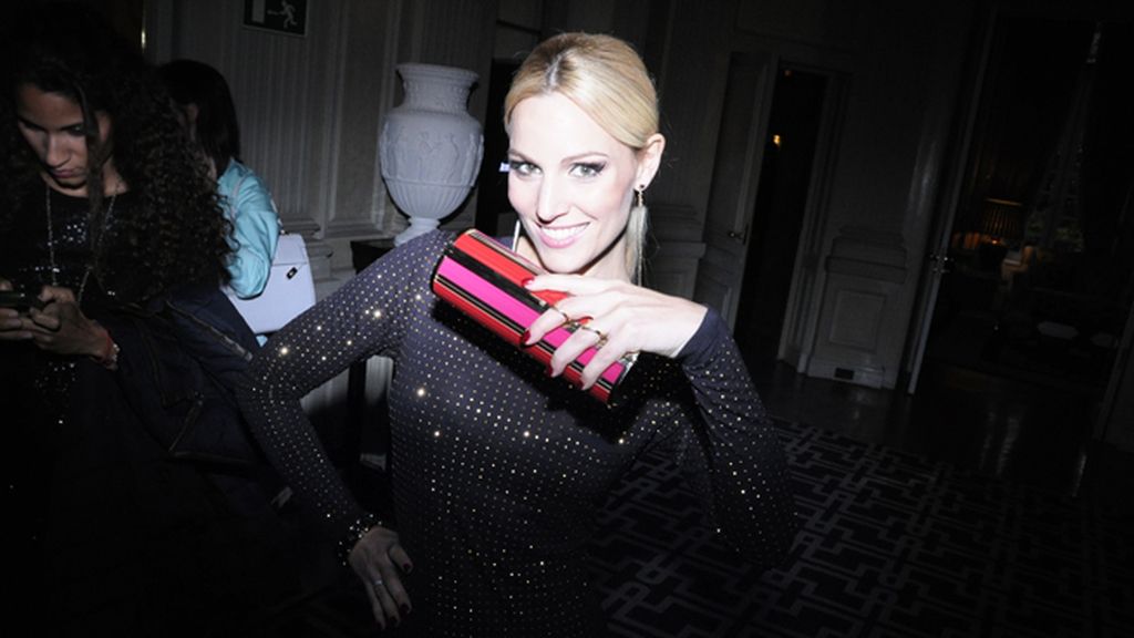 La cantante Edurne con vestido de Michael Kors y bolso de Jimmy Choo