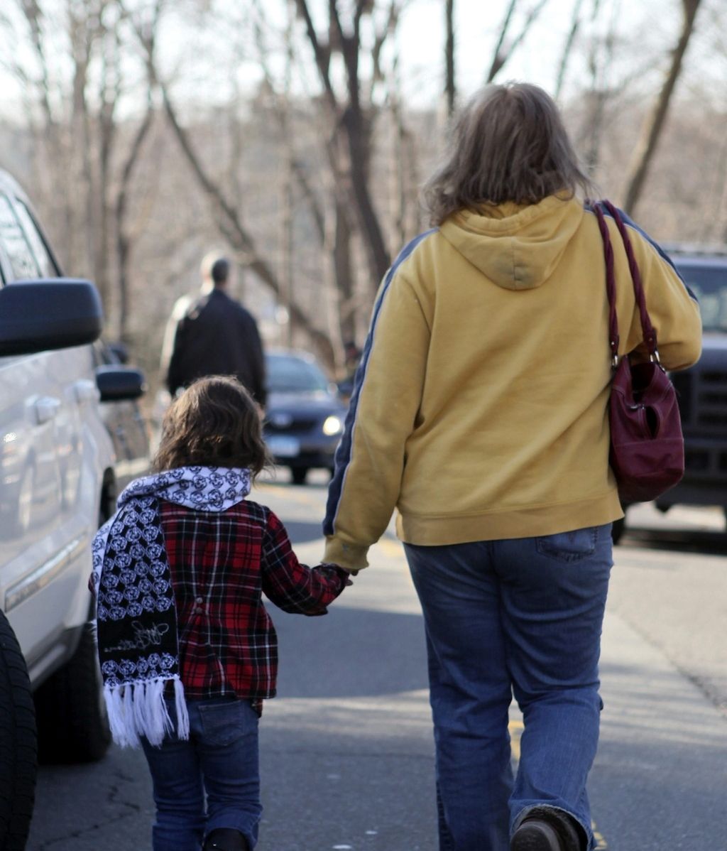 Una niña y su madre salen del colegio Sandy Hook tras la masacre de Connecticut