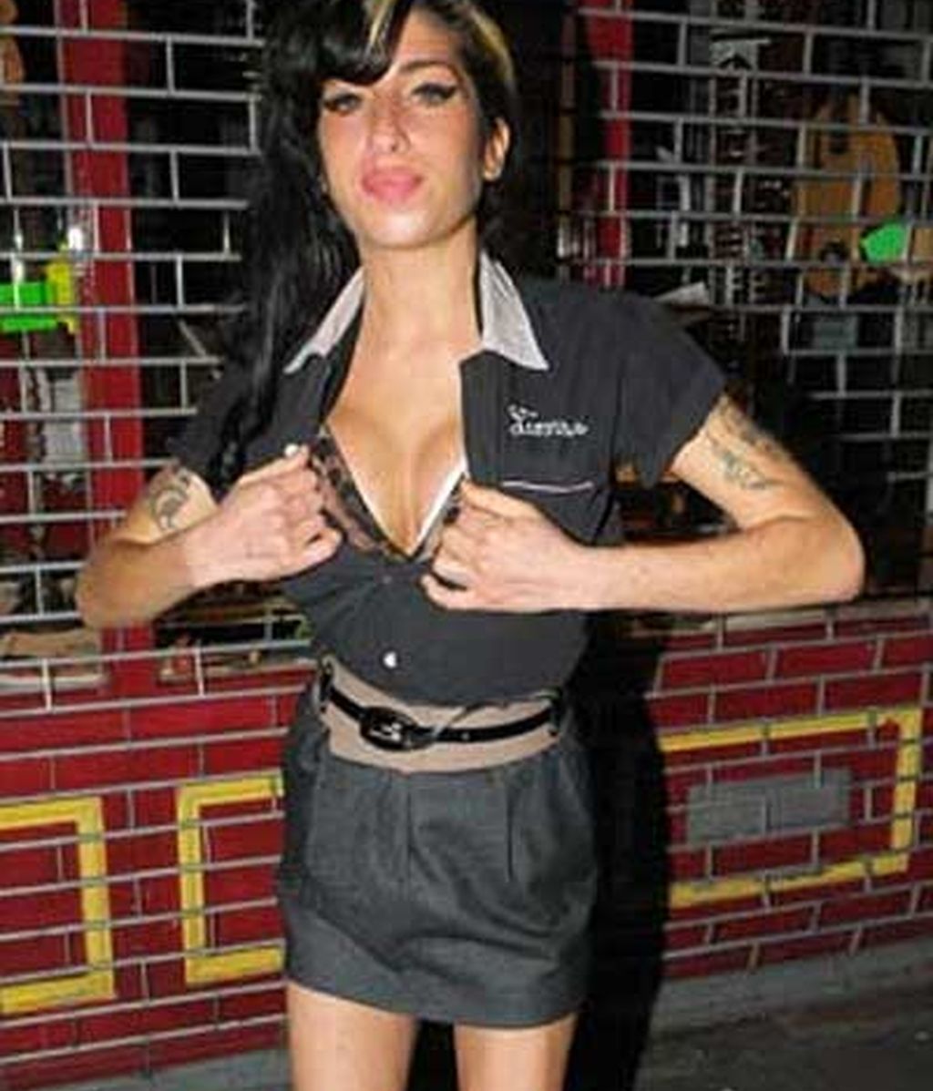 Amy no pierde oportunidad de mostrar sus pechos