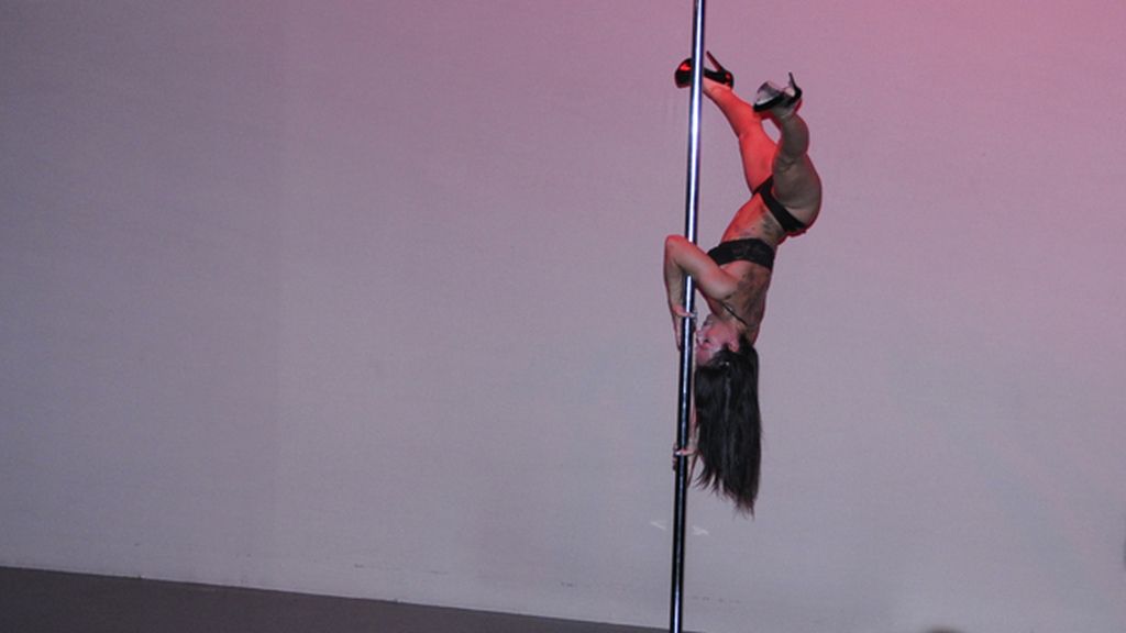 Una barra americana al ritmo de "Dirty Diana" de Michael Jackson abrió el desfile de María Escoté