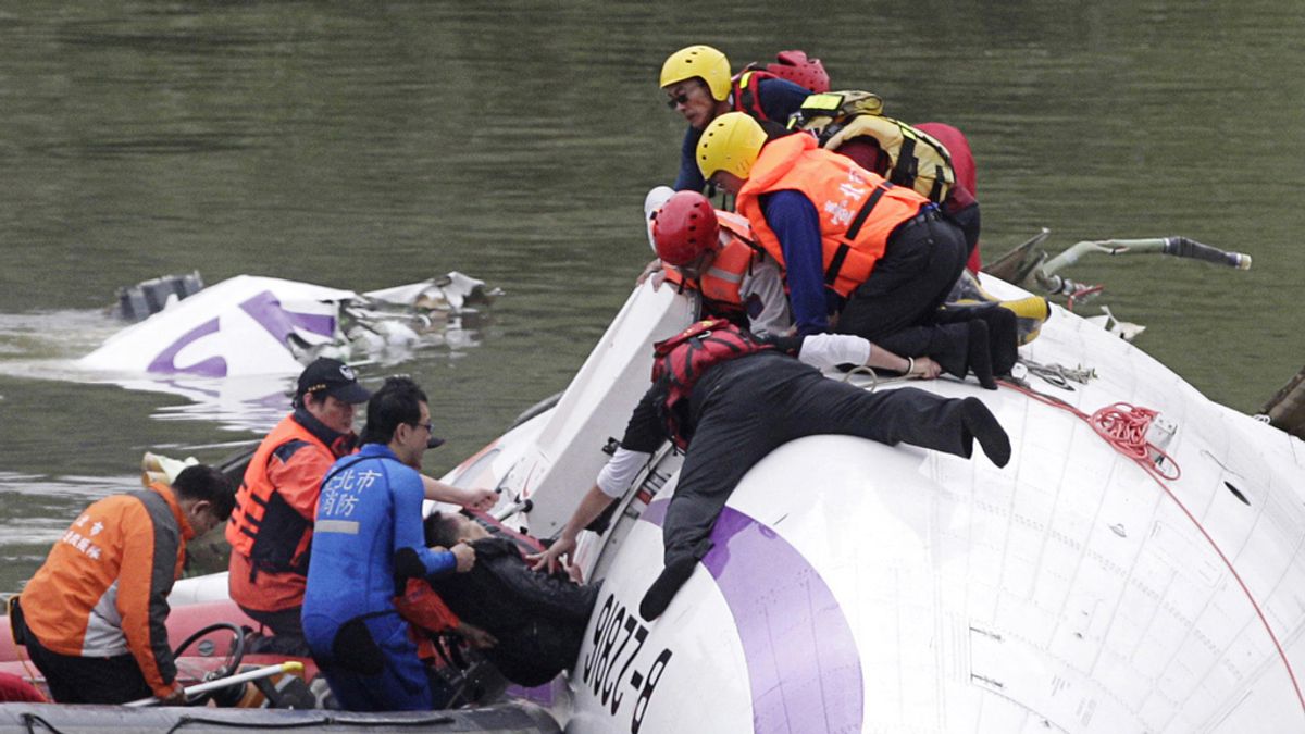 Los servicios de emergencias rescatan a las víctimas del accidente de avión en Taipei