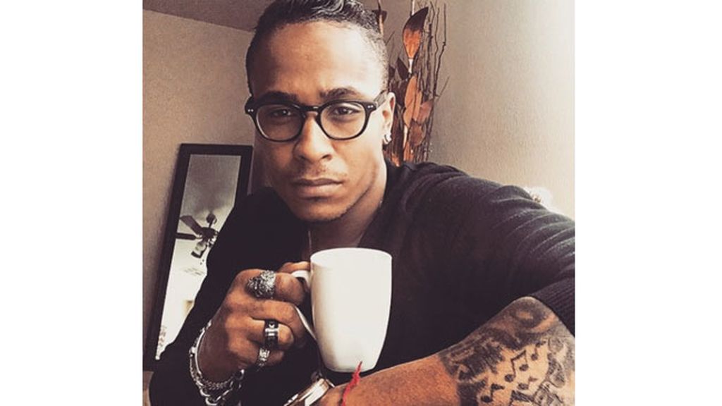 La cuenta @menandcoffee recoge fotos de chicos guapos con cafés