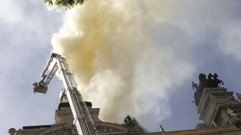 Los bomberos intentan apagar el fuego desde las alturas