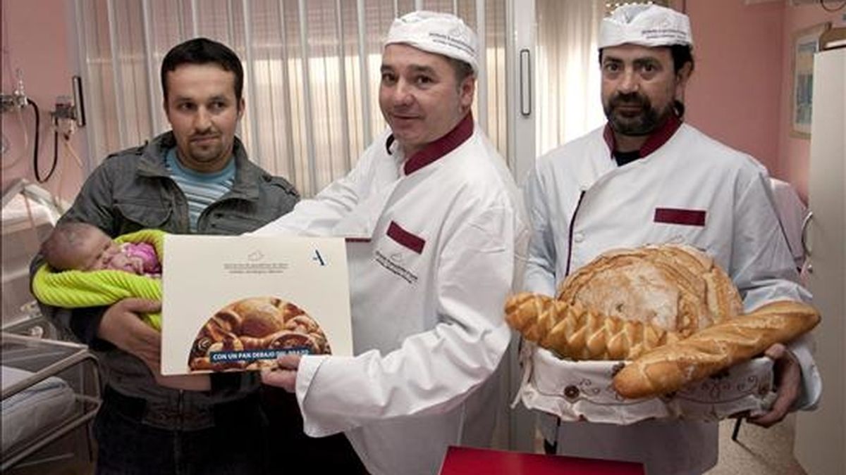 Las familias del primer niño y de la primera niña que han nacido en Álava en 2011 han sido obsequiadas con una barra de pan diaria durante todo el año, una iniciativa que ha partido de la asociación de panaderías de este territorio para fomentar una alimentación sana y equilibrada. EFE Las familias del primer niño y de la primera niña que han nacido en Álava en 2011 han sido obsequiadas con una barra de pan diaria durante todo el año, una iniciativa que ha partido de la asociación de panaderías de este territorio para fomentar una alimentación sana y equilibrada. EFE