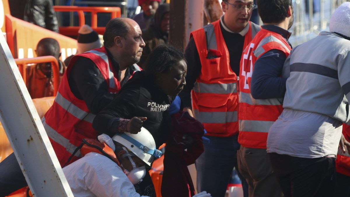 Llegan al puerto de Almería los 26 rescatados patera, atendidos por hipotermia