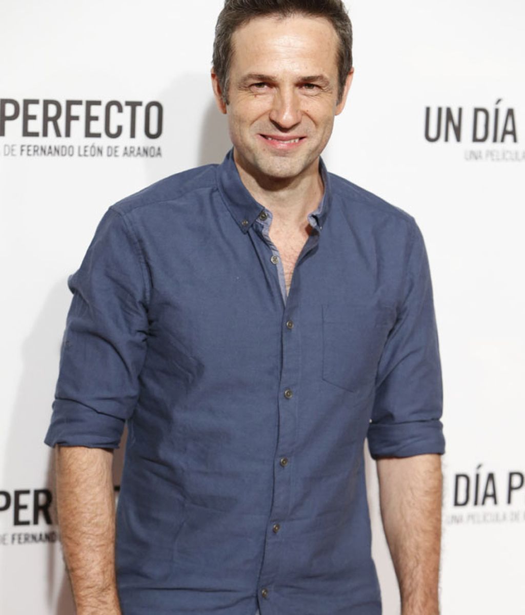 Camisa azul marino y pantalón blanco para Gustavo Salmerón