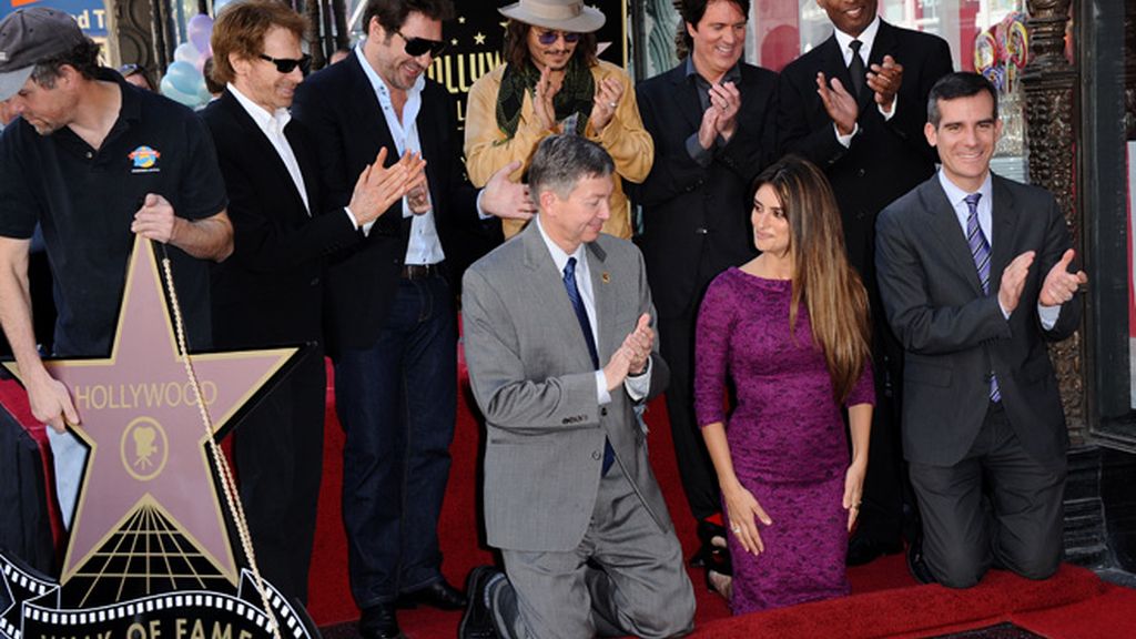 Penélope Cruz deja a Leo en casa para recibir su estrella de la fama