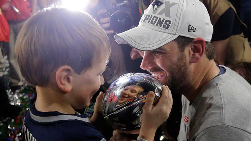 Stephen Gostkowski celebra el título con su hijo