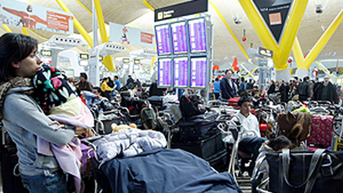 Miles de pasajeros se vieron afectados por las cancelaciones de sus vuelos. Foto: EFE.