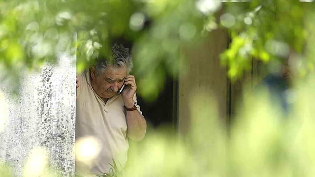 El presidente uruguayo, José Mújica, habla por teléfono en su granja de Montevideo