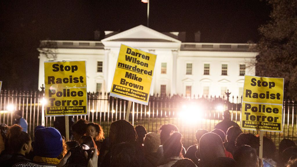 Decenas de detenidos y edificios en llamas