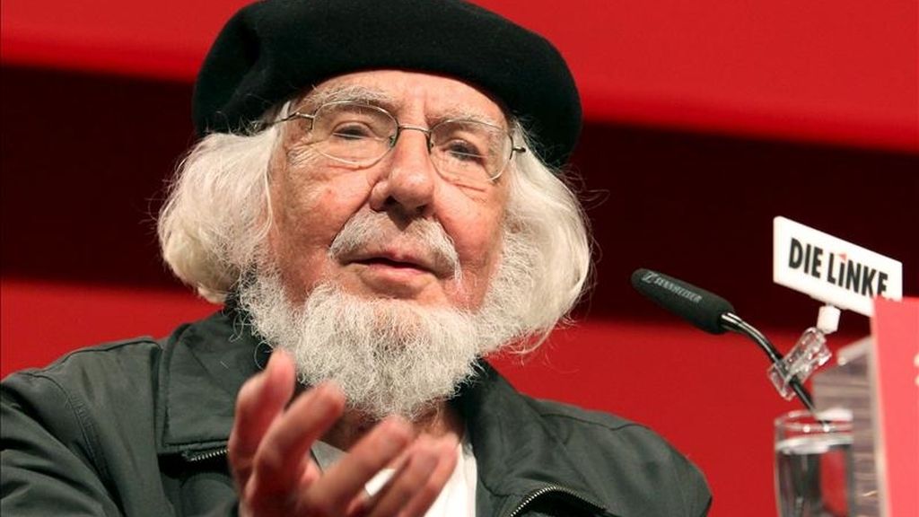 Ernesto Cardenal recibe el premio Reina Sofía de poesía Iberoamericana. Ernesto Cardenal recibe el premio Reina Sofía de poesía Iberoamericana.