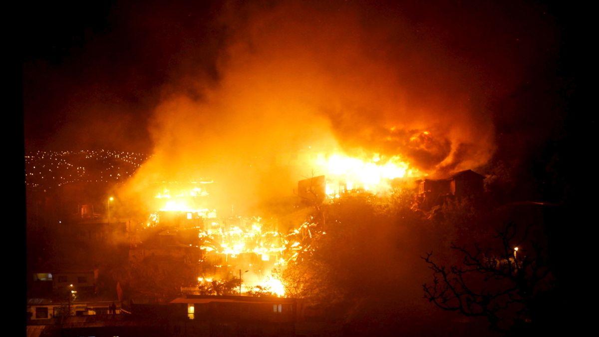Un incendio obliga a decretar la alerta roja en Valparaíso