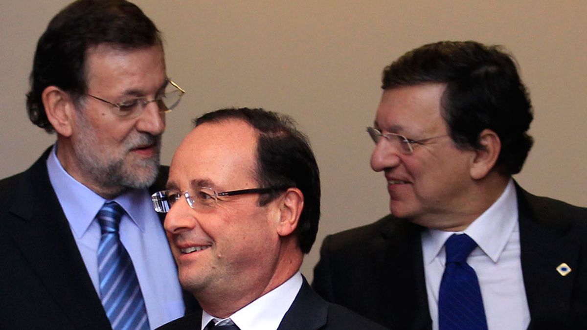 Rajoy charla con Durao Barroso ante la presencia del primer ministro frances, Hollande