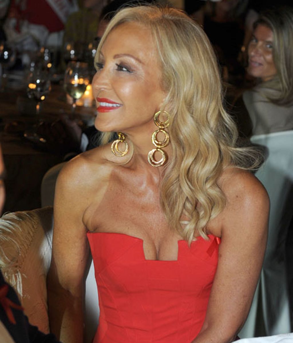 Carmen Lomana, la mujer de rojo