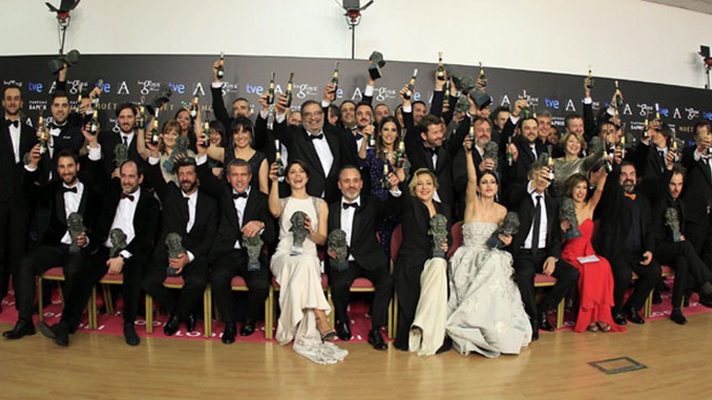 Foto de familia de los galardonados en la gala de entrega de los premios Goya 2015