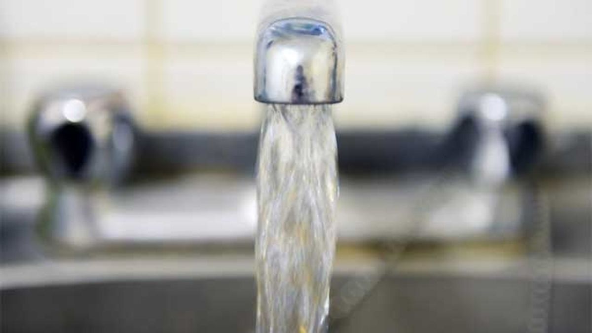 Andalucía garantizará por ley suministros mínimos de agua y luz a personas sin recursos