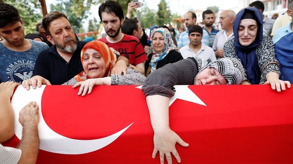 El pueblo turco llora a las víctimas del intento de golpe de Estado