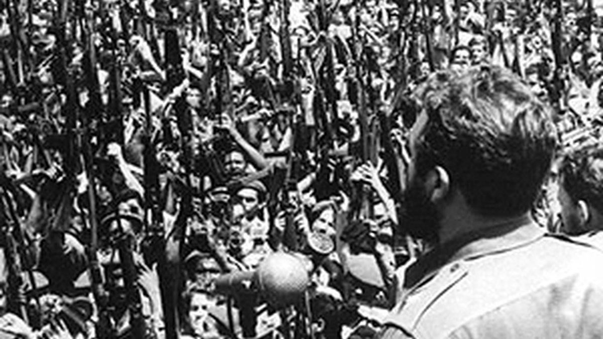Fidel Castro proclama el carácter socialista de la Revolución ante las tropas revolucionarias tras la victoria en la Playa Girón.