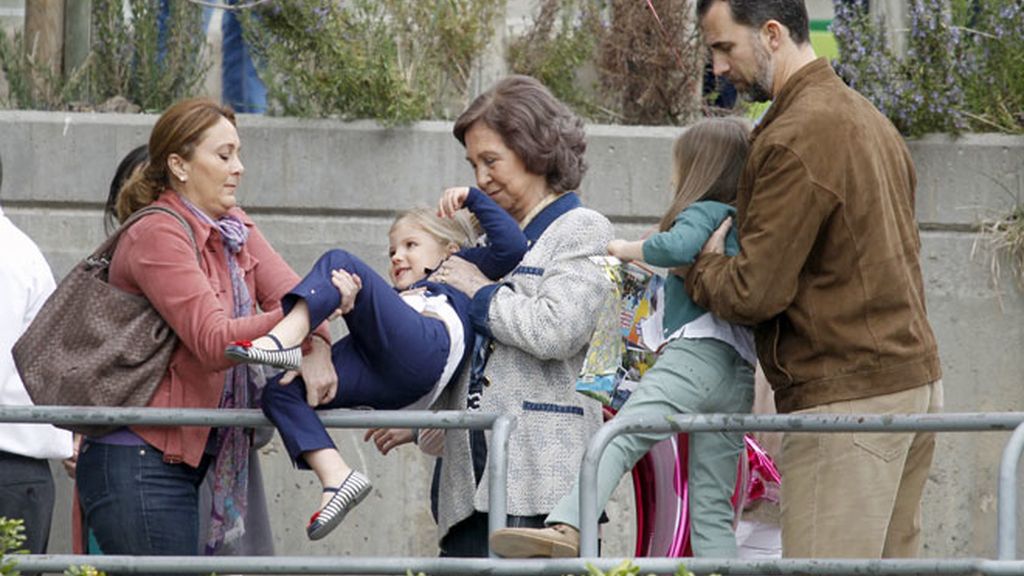 La reina, los príncipes de Asturias y las infantas visitan el zoo de Madrid