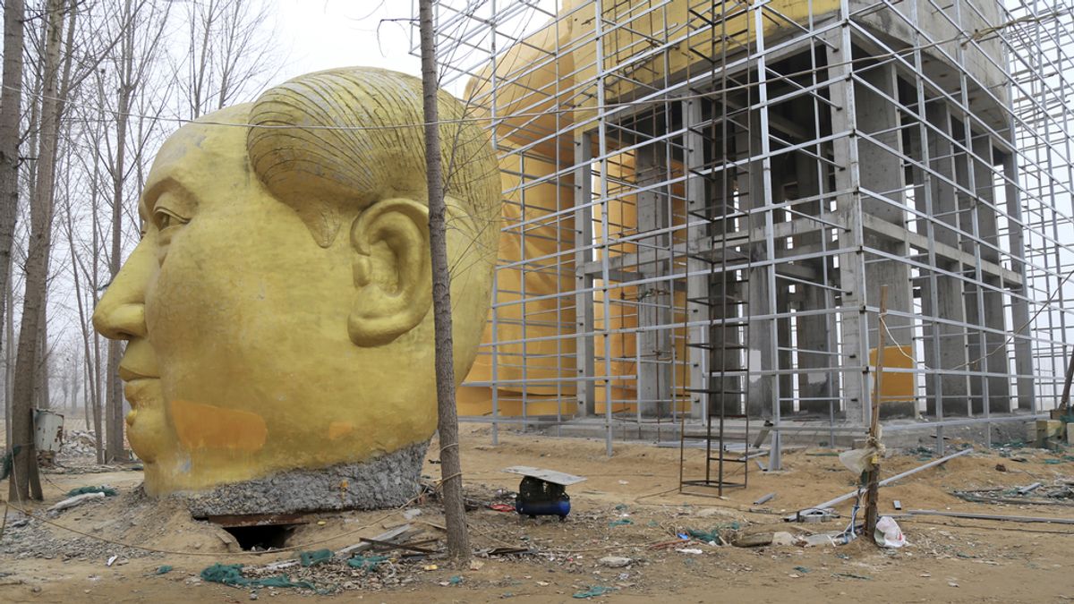 Desmantelan la estatua gigante cubierta de oro de Mao por ser ilegal