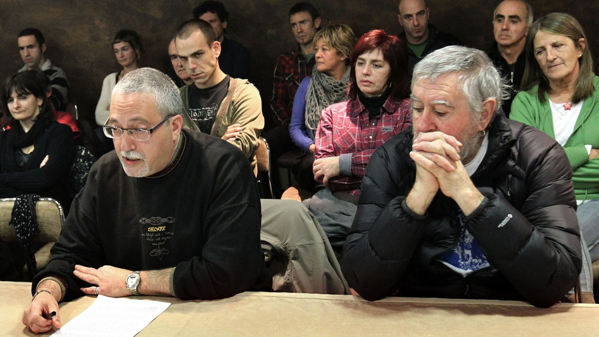 El colectivo de presos de ETA, EPPK, lee un comunicado. Foto: EFE