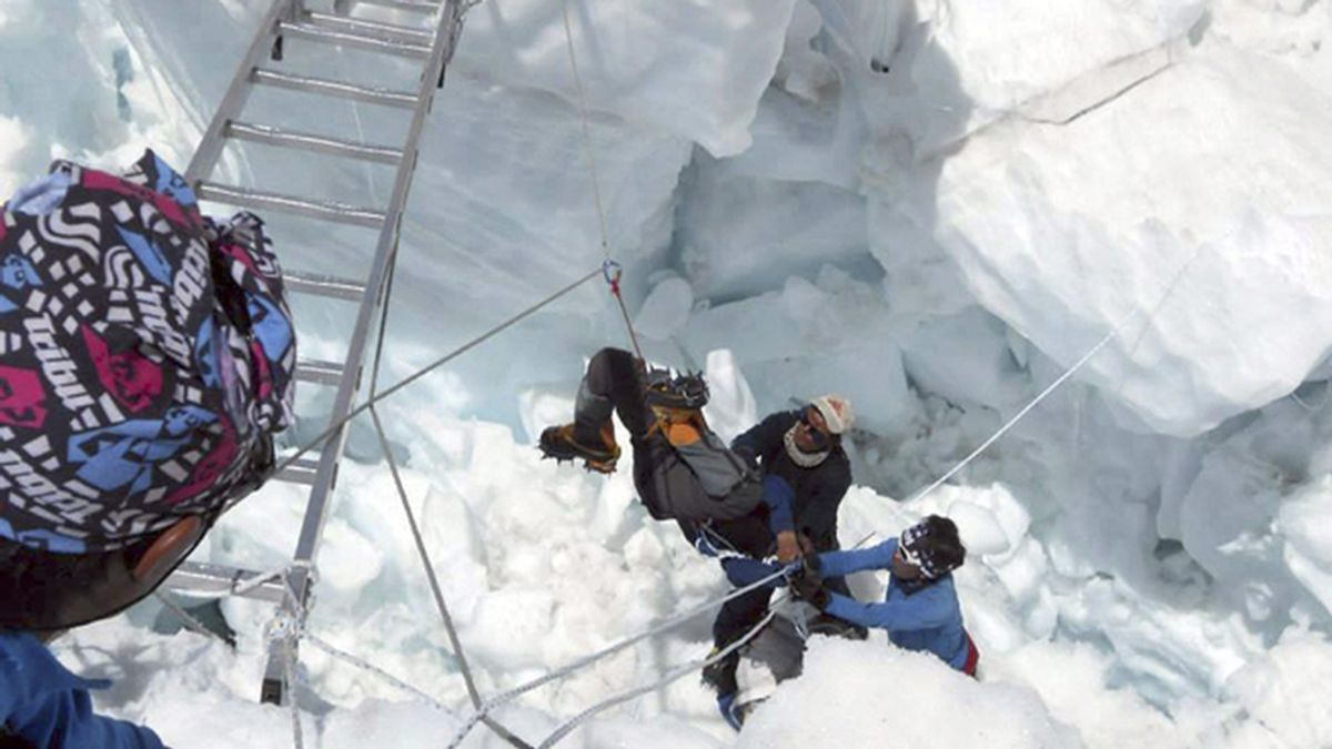 Al menos cuatro sherpas continúan desaparecidos tras la avalancha en el monte Everest