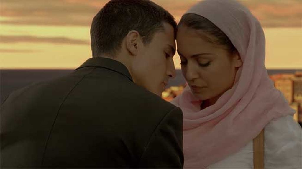 Aunque la atracción entre ambos es evidente, Fátima está prometida