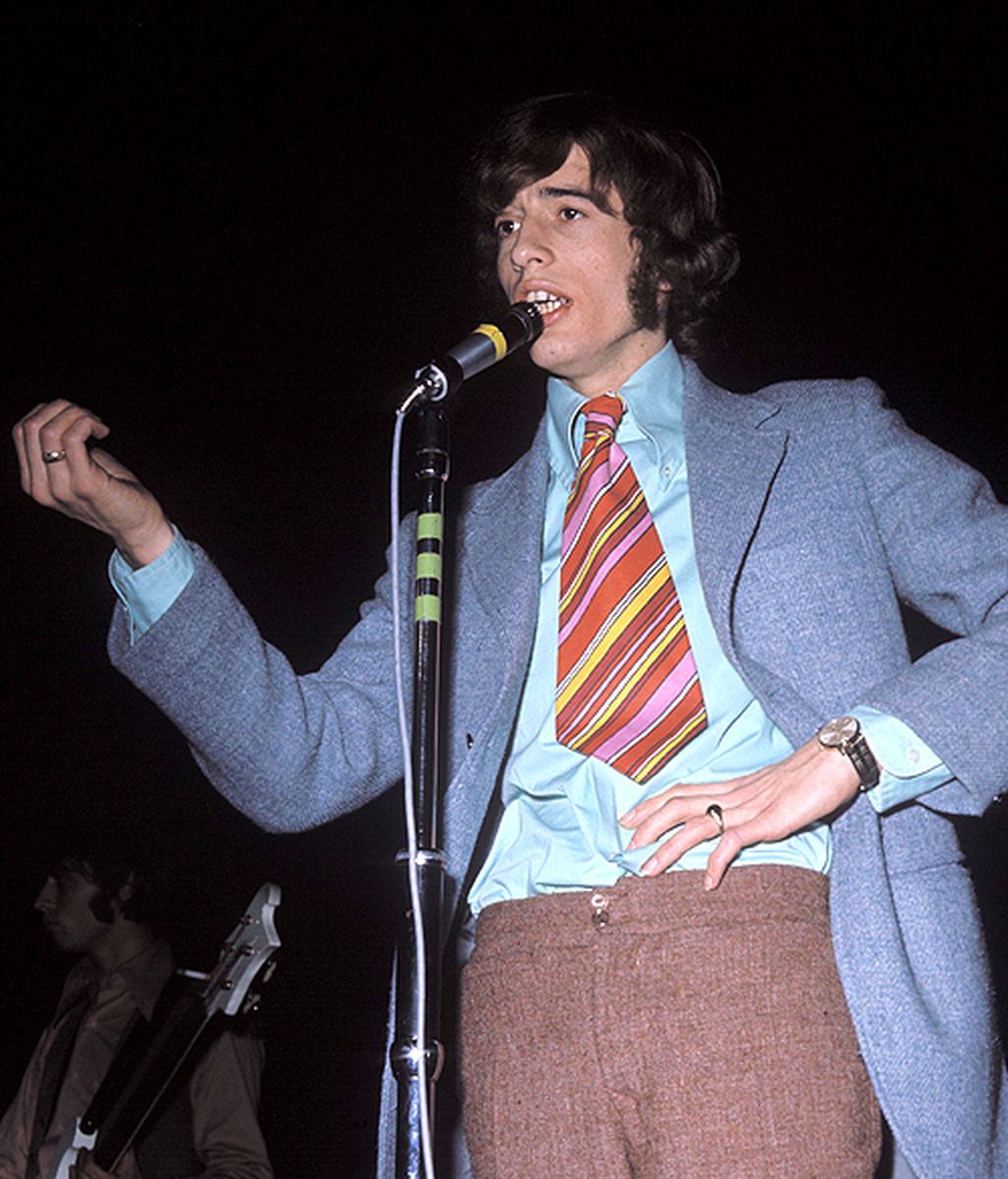 Homenaje al estilo de Robin y los Bee Gees: una vida de éxito y looks extremos