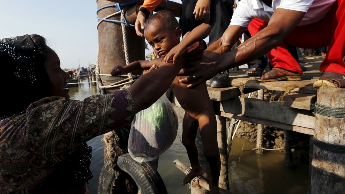 Un centenar de inmigrantes llegan a Indonesia tras varias semanas varados en el mar