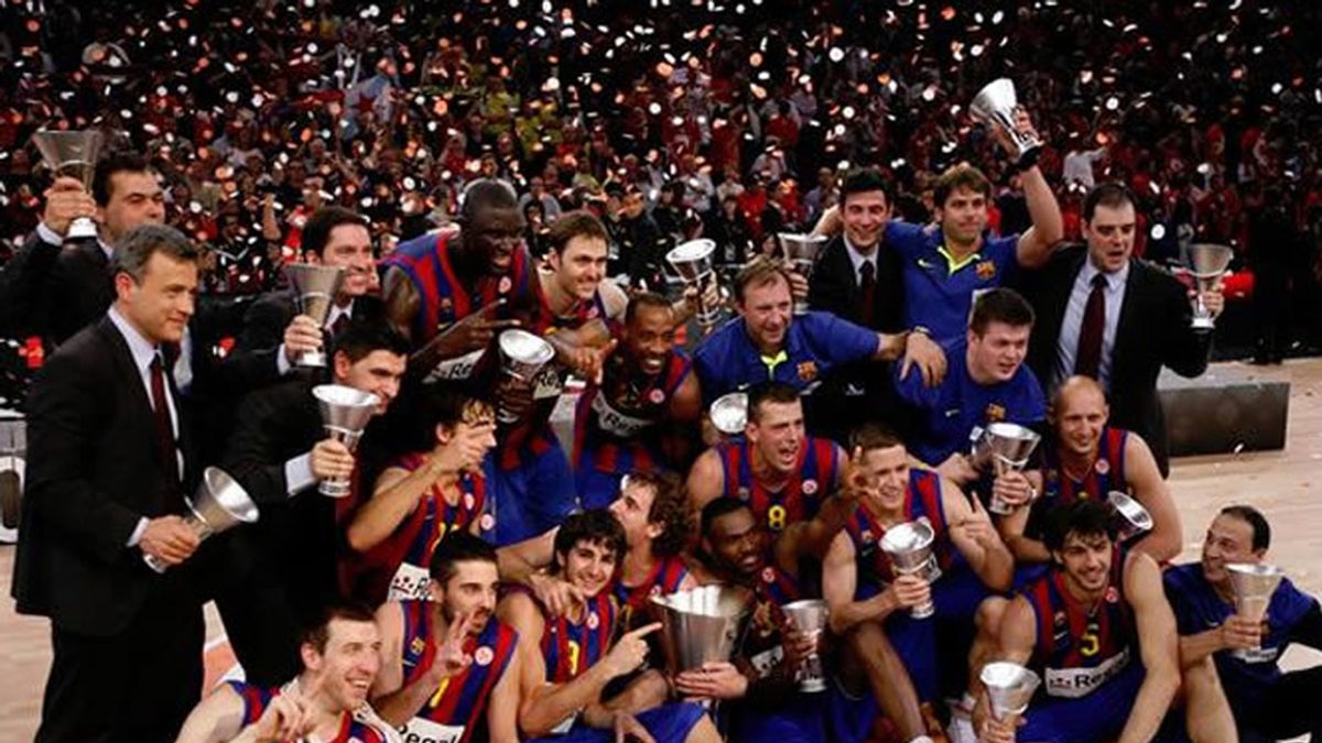 Los jugadores y el cuerpo técnico del Regal Barça posan con el trofeo de campeón de la Euroliga, en manos de su capitán, Roger Grimau Los jugadores y el cuerpo técnico del Regal Barça posan con el trofeo de campeón de la Euroliga, en manos de su capitán, Roger Grimau