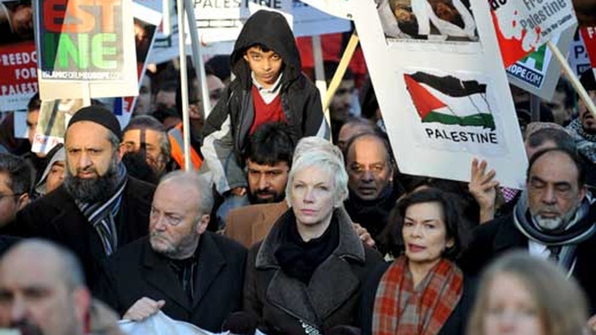 La cantante Annier Lennox, la activista Bianca Jagger, y el político británico George Galloway, se manifiestan junto a miles de protestantes en la calle Whitehall, centro de Londres, para protestar contra los ataques aéreos de Israel sobre Gaza. Foto: EFE