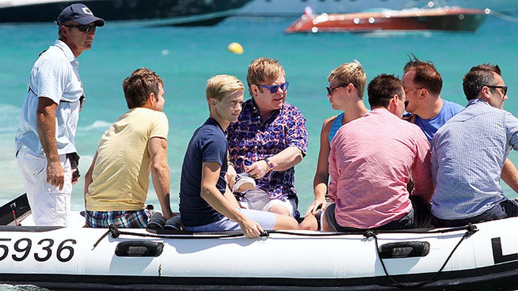 Elton John, paz y amor en Saint Tropez